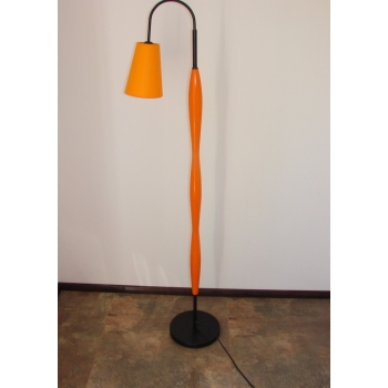 Pomarańczowa lampa podłogowa z drewna